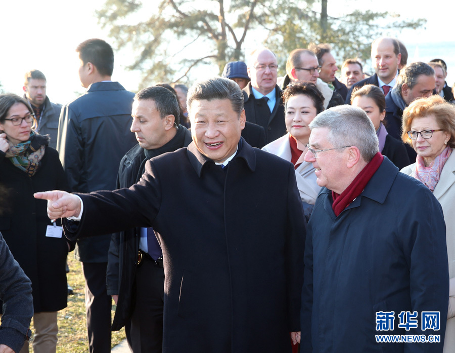 1月18日，國家主席習近平在瑞士洛桑國際奧林匹克博物館會見國際奧林匹克委員會主席巴赫。這是會見后，習近平和夫人彭麗媛在巴赫主席夫婦陪同下，參觀國際奧林匹克博物館。新華社記者 姚大偉 攝