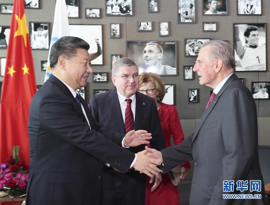 1月18日，國家主席習近平在瑞士洛桑國際奧林匹克博物館會見國際奧林匹克委員會主席巴赫。這是會見后，習近平與國際奧委會名譽主席羅格交談。新華社記者 蘭紅光 攝