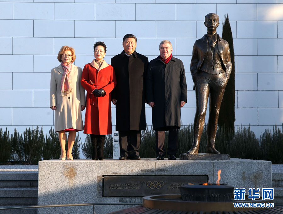 1月18日，國家主席習近平在瑞士洛桑國際奧林匹克博物館會見國際奧林匹克委員會主席巴赫。這是習近平和夫人彭麗媛與巴赫夫婦在現(xiàn)代奧林匹克運動發(fā)起人顧拜旦雕像前合影。新華社記者 姚大偉 攝