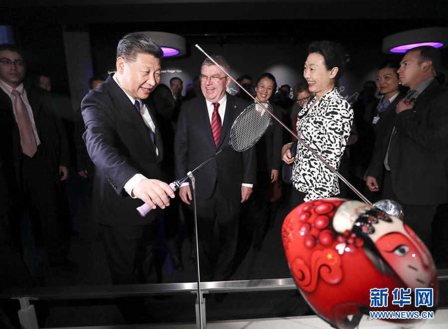 1月18日，國家主席習近平在瑞士洛桑國際奧林匹克博物館會見國際奧林匹克委員會主席巴赫。這是習近平在巴赫陪同下，參觀羽毛球世界冠軍李玲蔚用過的球拍。新華社記者 蘭紅光 攝