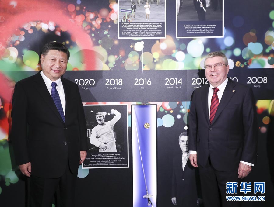 1月18日，國家主席習近平在瑞士洛桑國際奧林匹克博物館會見國際奧林匹克委員會主席巴赫。這是習近平與巴赫在巴赫作為擊劍運動員參加奧運會的照片前合影。新華社記者 蘭紅光 攝