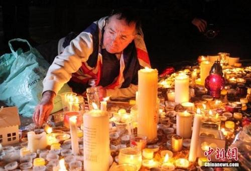 3月23日晚，倫敦民眾在市中心的特拉法加廣場(chǎng)舉行燭光集會(huì)，悼念此前一天發(fā)生在英國(guó)議會(huì)大廈附近的恐怖襲擊事件遇難者。 <a target='_blank' ><p  align=