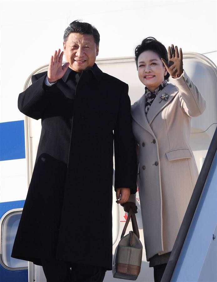 4月4日，國家主席習近平乘專機抵達赫爾辛基，開始對芬蘭共和國進行國事訪問。這是習近平和夫人彭麗媛步出艙門。 新華社記者 饒愛民 攝 