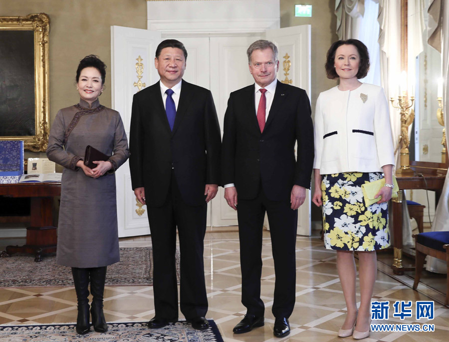 4月5日，國(guó)家主席習(xí)近平在赫爾辛基同芬蘭總統(tǒng)尼尼斯托舉行會(huì)談。會(huì)談前，習(xí)近平出席尼尼斯托在總統(tǒng)府庭院舉行的隆重歡迎儀式。這是歡迎儀式后，習(xí)近平和夫人彭麗媛同尼尼斯托和夫人豪吉?dú)W合影留念。新華社記者 蘭紅光 攝
