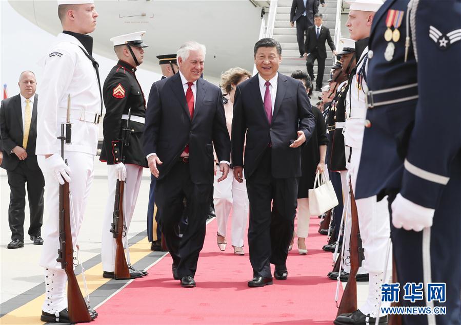 4月6日，國(guó)家主席習(xí)近平乘專機(jī)抵達(dá)美國(guó)佛羅里達(dá)州，將在海湖莊園同美國(guó)總統(tǒng)特朗普舉行中美元首會(huì)晤。習(xí)近平和夫人彭麗媛受到美國(guó)國(guó)務(wù)卿蒂勒森夫婦等熱情迎接。新華社記者 蘭紅光 攝 
