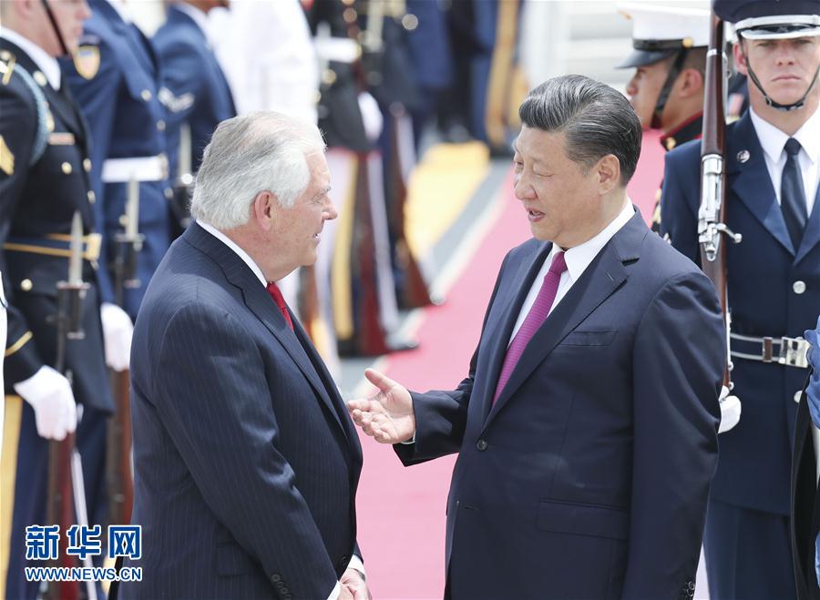 4月6日，國(guó)家主席習(xí)近平乘專機(jī)抵達(dá)美國(guó)佛羅里達(dá)州，將在海湖莊園同美國(guó)總統(tǒng)特朗普舉行中美元首會(huì)晤。習(xí)近平和夫人彭麗媛受到美國(guó)國(guó)務(wù)卿蒂勒森夫婦等熱情迎接。新華社記者 丁林 攝 