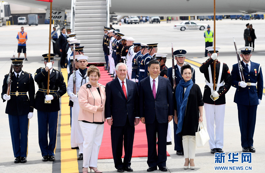 4月6日，國(guó)家主席習(xí)近平乘專機(jī)抵達(dá)美國(guó)佛羅里達(dá)州，將在海湖莊園同美國(guó)總統(tǒng)特朗普舉行中美元首會(huì)晤。習(xí)近平和夫人彭麗媛受到美國(guó)國(guó)務(wù)卿蒂勒森夫婦等熱情迎接。新華社記者 吳曉凌 攝