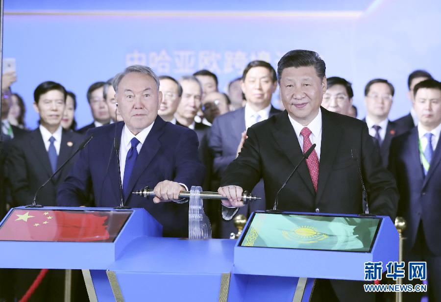 6月8日，正在哈薩克斯坦訪問的國家主席習(xí)近平在哈薩克斯坦總統(tǒng)納扎爾巴耶夫陪同下，參觀阿斯塔納專項世博會中國國家館，并共同出席中哈亞歐跨境運輸視頻連線儀式。這是在中國國家館舉行的中哈亞歐跨境運輸視頻連線儀式上，兩國元首共同推動操控桿，視頻顯示中哈連云港物流合作基地和“霍爾果斯－東大門”經(jīng)濟(jì)特區(qū)無水港兩個分會場四列火車鳴笛開行。新華社記者 丁林 攝