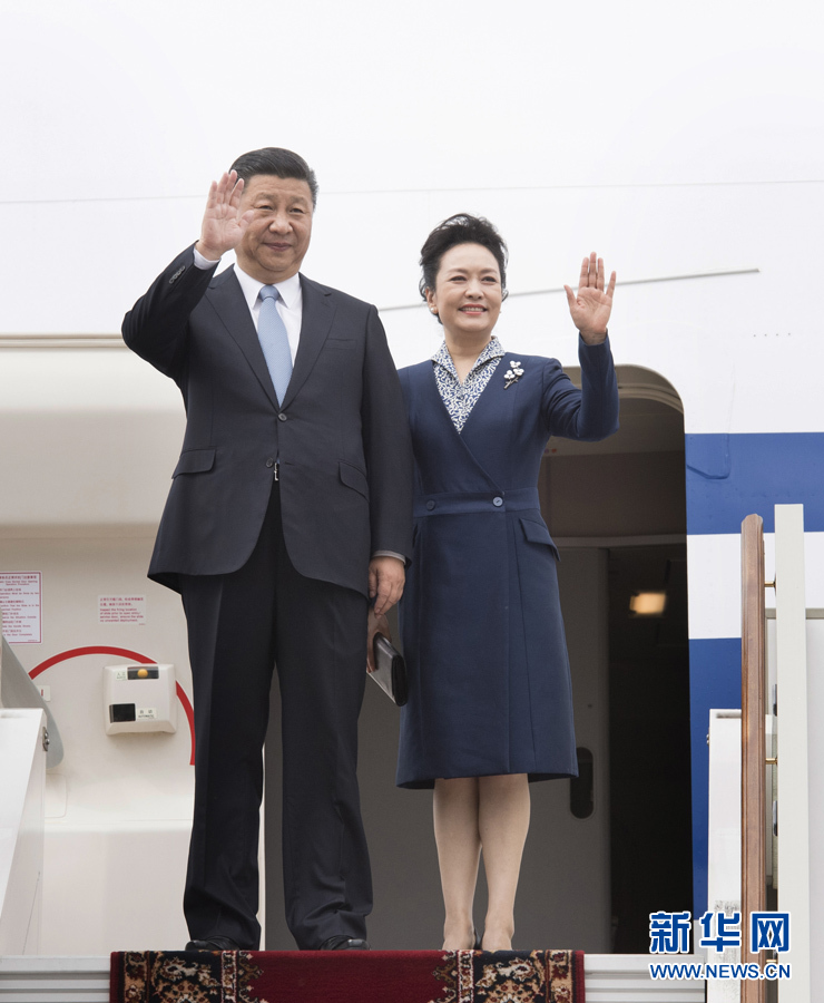 7月3日，國家主席習近平乘專機抵達莫斯科，開始對俄羅斯聯(lián)邦進行國事訪問。這是習近平和夫人彭麗媛步出艙門。 新華社記者 李學仁 攝
