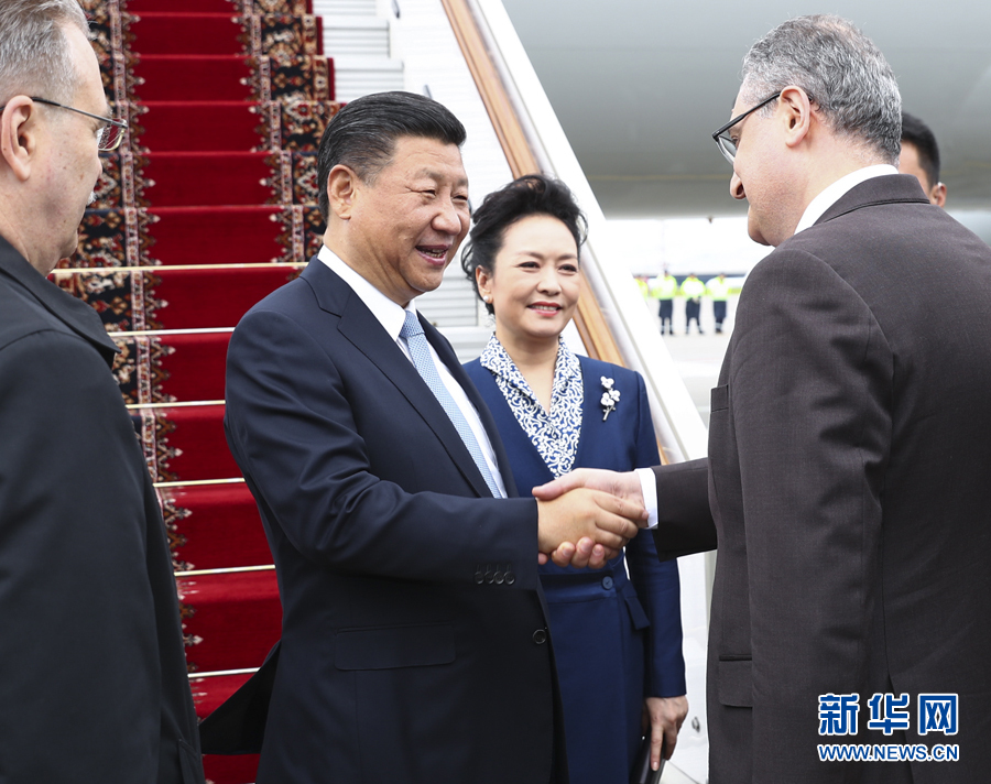 7月3日，國家主席習近平乘專機抵達莫斯科，開始對俄羅斯聯(lián)邦進行國事訪問。這是習近平和夫人彭麗媛受到俄羅斯政府高級官員熱情迎接。新華社記者 謝環(huán)馳 攝 