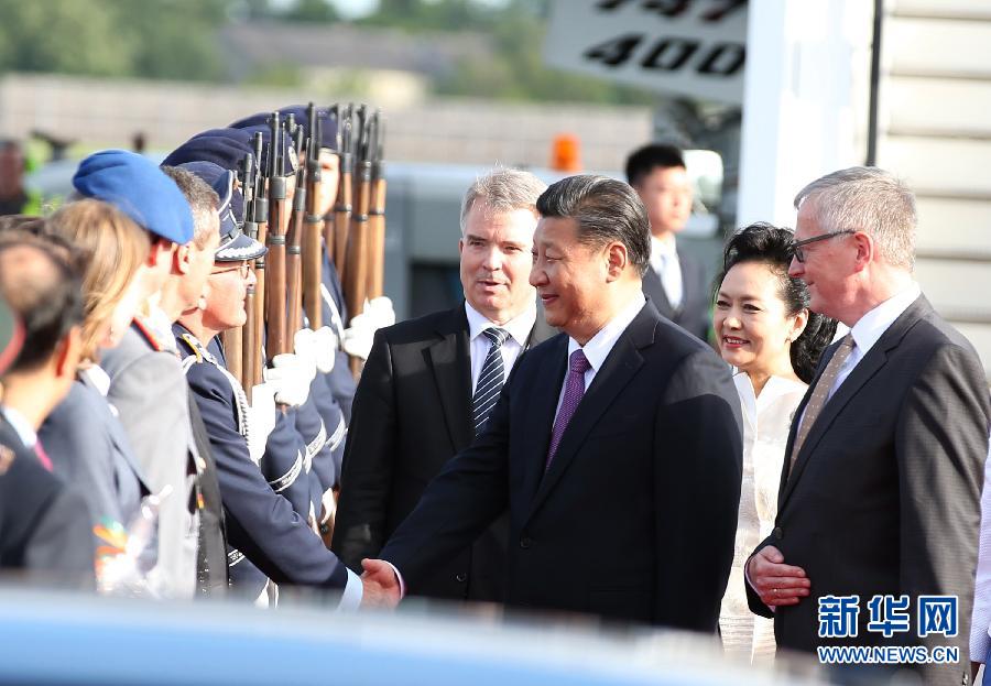 7月4日，國家主席習(xí)近平乘專機(jī)抵達(dá)柏林，開始對德意志聯(lián)邦共和國進(jìn)行國事訪問。德國政府高級官員在舷梯旁迎接習(xí)近平和夫人彭麗媛。新華社記者 姚大偉 攝