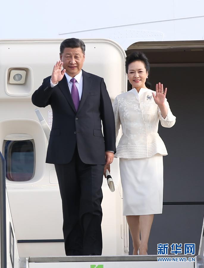7月4日，國家主席習(xí)近平乘專機(jī)抵達(dá)柏林，開始對德意志聯(lián)邦共和國進(jìn)行國事訪問。這是習(xí)近平和夫人彭麗媛步出艙門。 新華社記者 姚大偉 攝