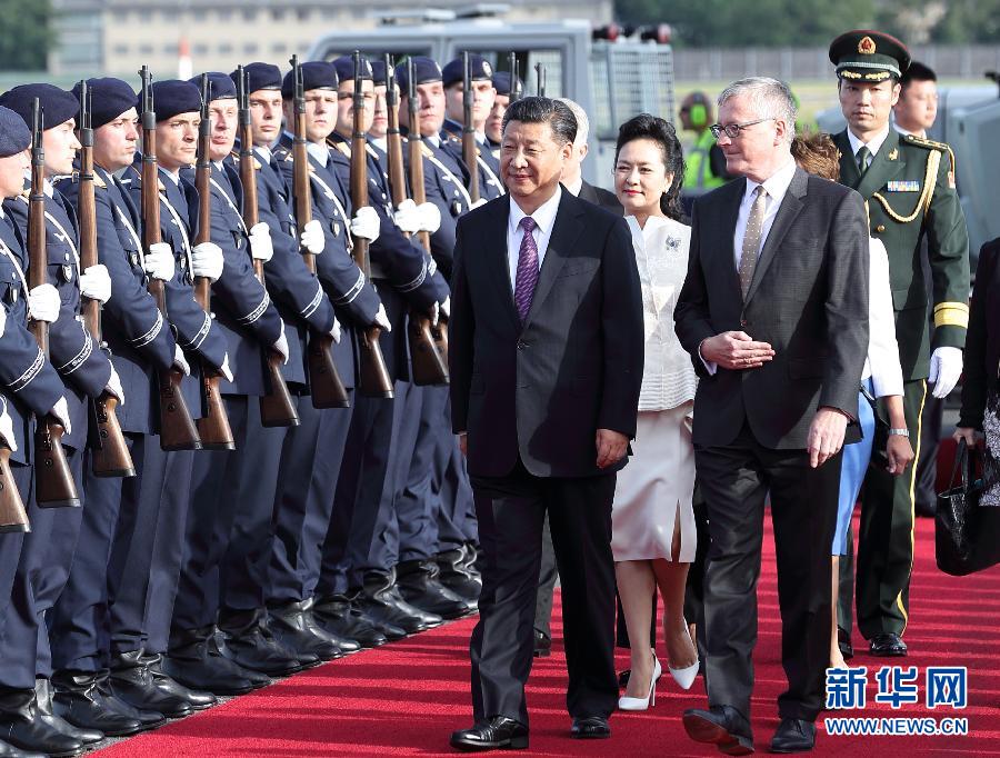 7月4日，國家主席習(xí)近平乘專機(jī)抵達(dá)柏林，開始對德意志聯(lián)邦共和國進(jìn)行國事訪問。德國政府高級官員在舷梯旁迎接習(xí)近平和夫人彭麗媛。新華社記者 王曄 攝