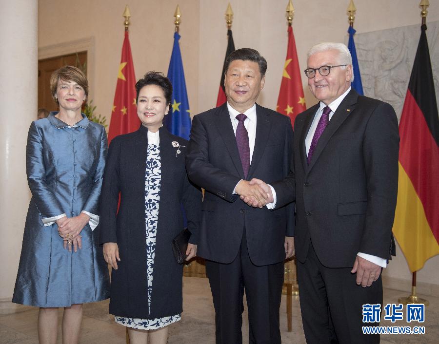 7月5日，國家主席習(xí)近平在柏林會(huì)見德國總統(tǒng)施泰因邁爾。會(huì)見前，施泰因邁爾在總統(tǒng)府花園為習(xí)近平舉行隆重歡迎儀式。這是習(xí)近平和夫人彭麗媛同施泰因邁爾夫婦合影。新華社記者 李學(xué)仁 攝