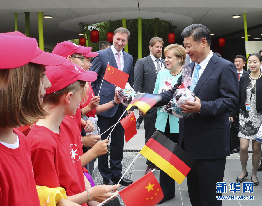 7月5日，國家主席習(xí)近平同德國總理默克爾共同出席柏林動物園大熊貓館開館儀式。這是習(xí)近平向現(xiàn)場的孩子們贈送大熊貓毛絨玩具。 新華社記者謝環(huán)馳 攝