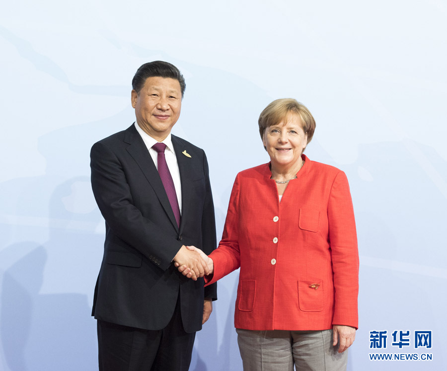 7月7日，二十國集團領導人第十二次峰會在德國漢堡舉行。國家主席習近平出席并發(fā)表題為《堅持開放包容　推動聯(lián)動增長》的重要講話。這是峰會開始前，習近平受到德國總理默克爾迎接。新華社記者 李學仁 攝 