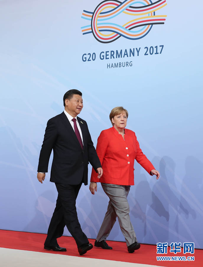 7月7日，二十國集團領導人第十二次峰會在德國漢堡舉行。國家主席習近平出席并發(fā)表題為《堅持開放包容　推動聯(lián)動增長》的重要講話。這是峰會開始前，習近平受到德國總理默克爾迎接。新華社記者 劉衛(wèi)兵 攝 
