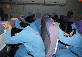 系好安全帶，記住安全門