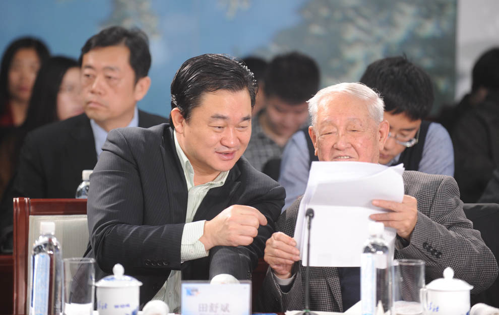 新華網(wǎng)董事長(zhǎng)、總裁田舒斌與軍事科學(xué)院原副院長(zhǎng)糜振玉在現(xiàn)場(chǎng)交流
