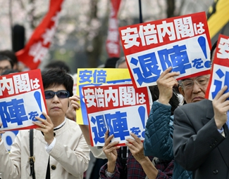 麻煩重重 安倍難逃“森友劫”？